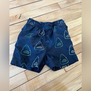 Tea Collection shark print swim trunks‎